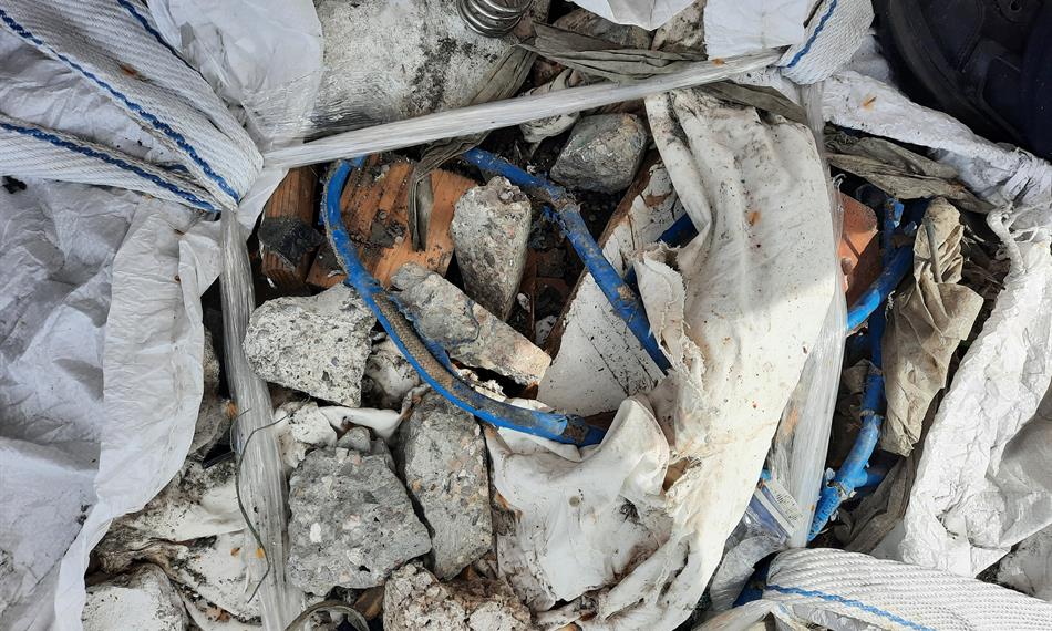 detailní foto odpadu - stavební materiál